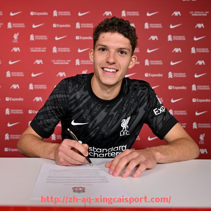 杏彩体育-法甲外援引进策略解析：助力球队提升竞争力